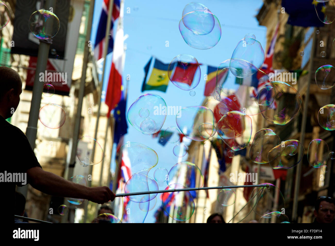 Valletta, Malta. 29. November 2015. Die Flaggen der Commonwealth Nationen werden am 29. November 2015 hinter Wasserblasen auf der Straße der Republik in Valletta, Malta, gesehen. Das Commonwealth Köpfe der Regierung Sitzung (CHOGM) endete am Sonntag mit einer Vereinbarung über neue Maßnahmen gegen Klimawandel und Kampf gegen Radikalisierung in Malta. © Jin Yu/Xinhua/Alamy Live-Nachrichten Stockfoto