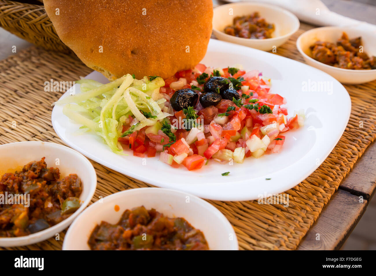 Erfrischende marokkanischer Salat mit marokkanischen Brot und würzigen tief Stockfoto