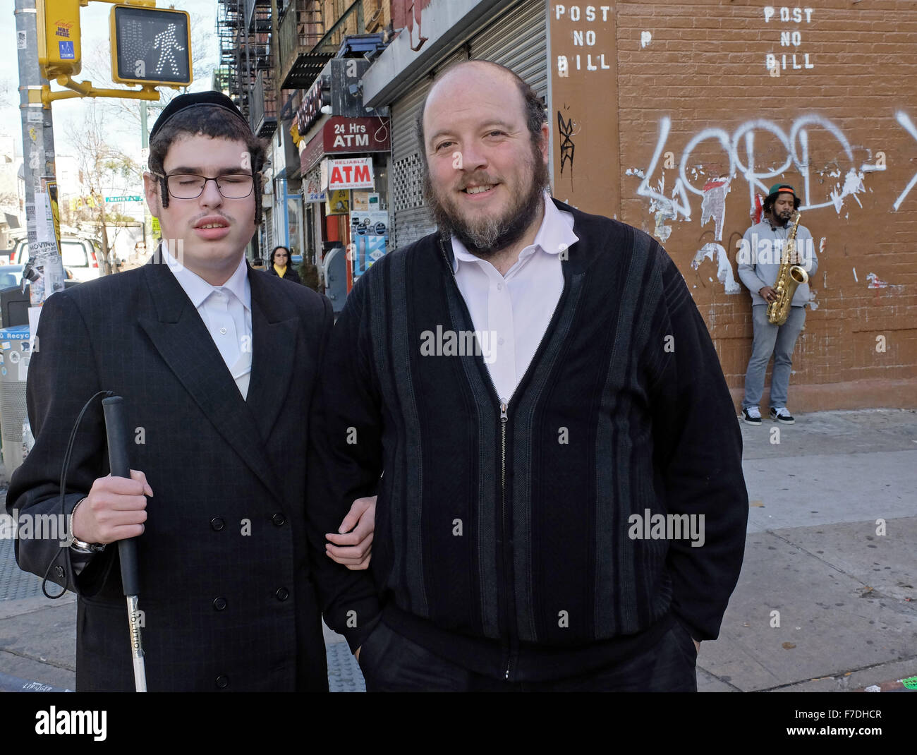 Porträt von zwei religiöse jüdische Männer, einem Blind und einer Anleitung Helferin, in Williamsburg, Brooklyn, New York Stockfoto