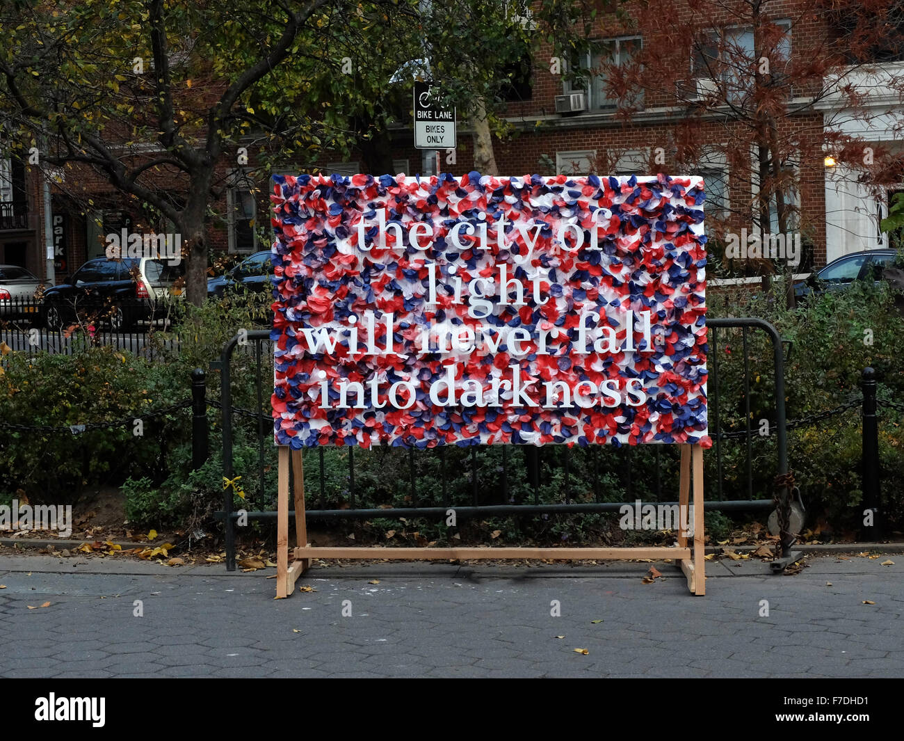 Ein Zeichen im Washington Square Park in Greenwich Village, New York, amerikanischer solidarisch mit Paris nach dem ISIS-Angriff Stockfoto