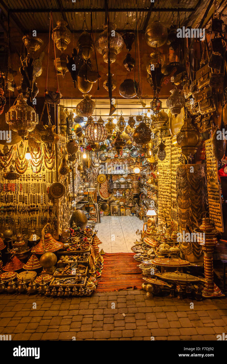 Bis spät in die Nacht geöffnete Geschäfte mit typischen marokkanischen waren Stockfoto