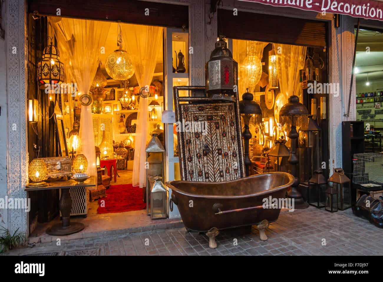 Bis spät in die Nacht geöffnete Geschäfte mit typischen marokkanischen waren Stockfoto