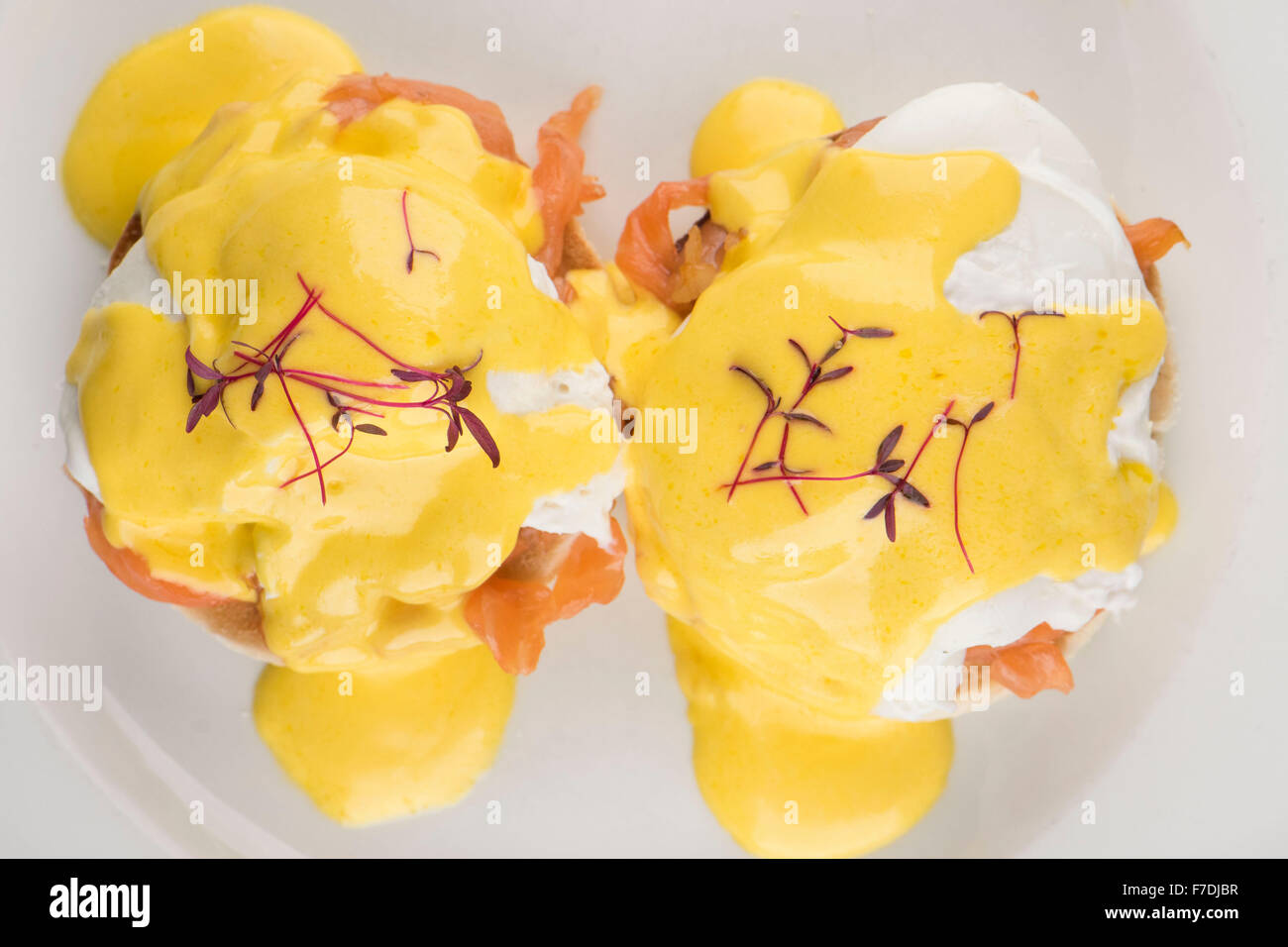 Eiern Royale Frühstück bestehend aus einem englischen Muffin, Räucherlachs und Eiern mit Sauce Hollandaise serviert auf einem weißen Teller Stockfoto