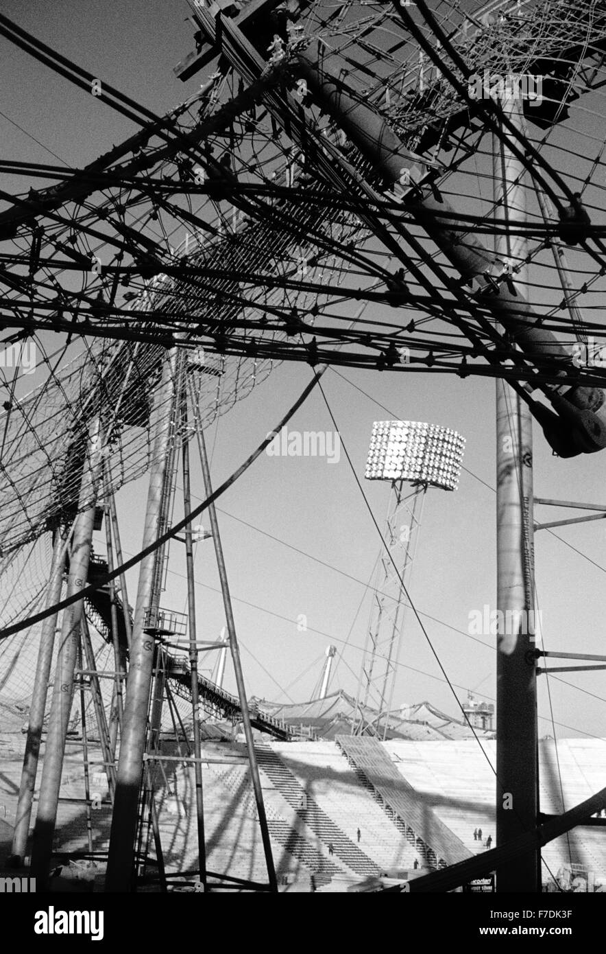 Der Olympiapark München, der Standort der Olympischen Spiele 1972, im Bau. Das Münchner Olympiastadion 5/6 der Bauzeit, 1971 Stockfoto