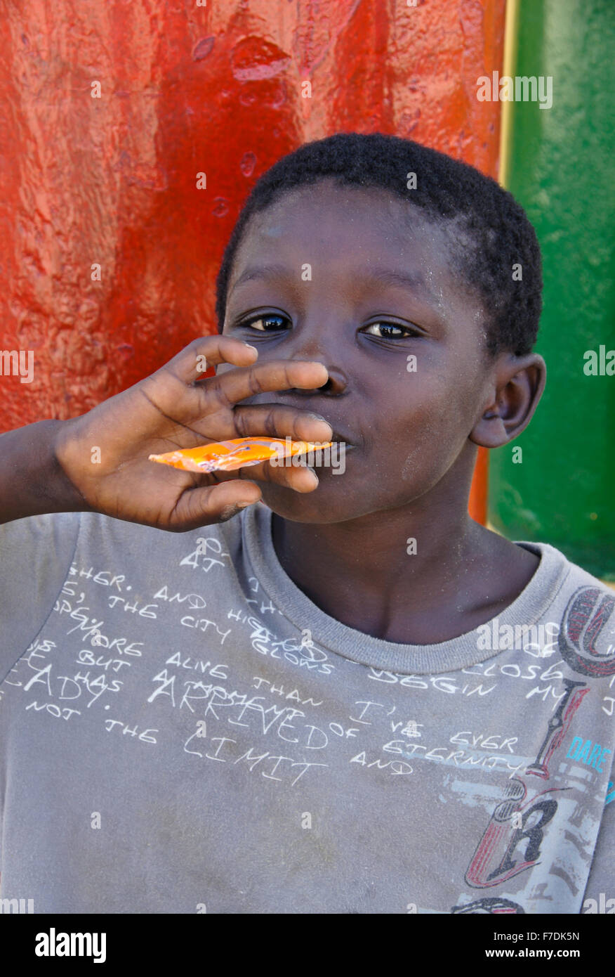 Kleiner Junge genießen gefroren behandeln, Cape Coast, Ghana Stockfoto