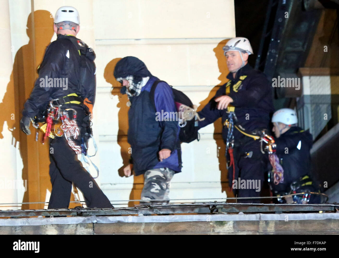 London, UK. 29. November 2015. Zwei Männer aus Kampagnengruppe Fathers4Justice haben auf ein Dach im Buckingham Palace in einem Protest über Väter Rechte kletterte. Martin Matthews, 48, und Bobby Smith, 33, eine Leiter verwendet, um die Sicherheit zu verletzen, nachdem ein weiterer Aktivist eine Ablenkung außerhalb des Palastes verursacht, sagte ein Sprecher für die Aktivisten. Sie das Dach von der Queen Gallery, Galerie Kunst im öffentlichen Raum am Buckingham Palace, bei rund 15:15 skaliert und hielt eine Fahne, die gelesen: "Ich bin Harrys Vater", so der Sprecher.  Bildnachweis: Uknip/Alamy Live-Nachrichten Stockfoto