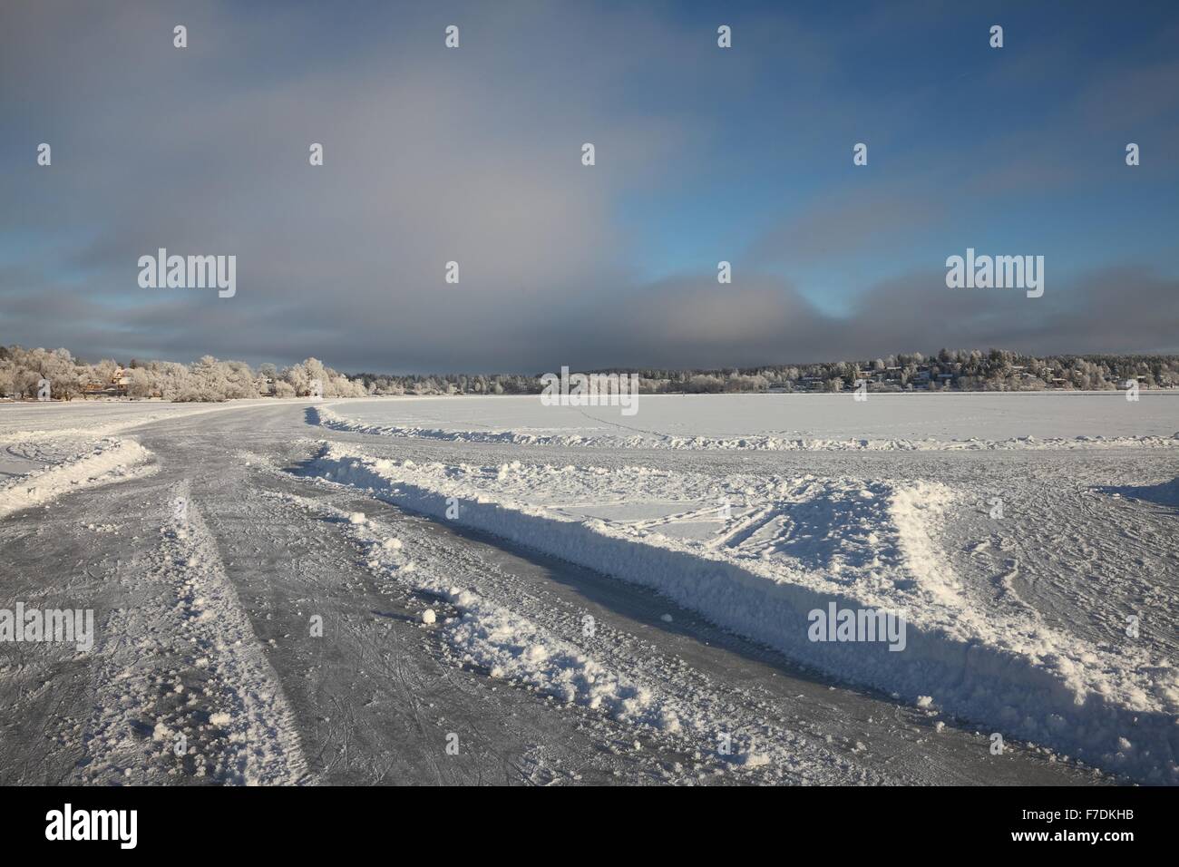 Zugefrorenen See mit Eisstraße Stockfoto