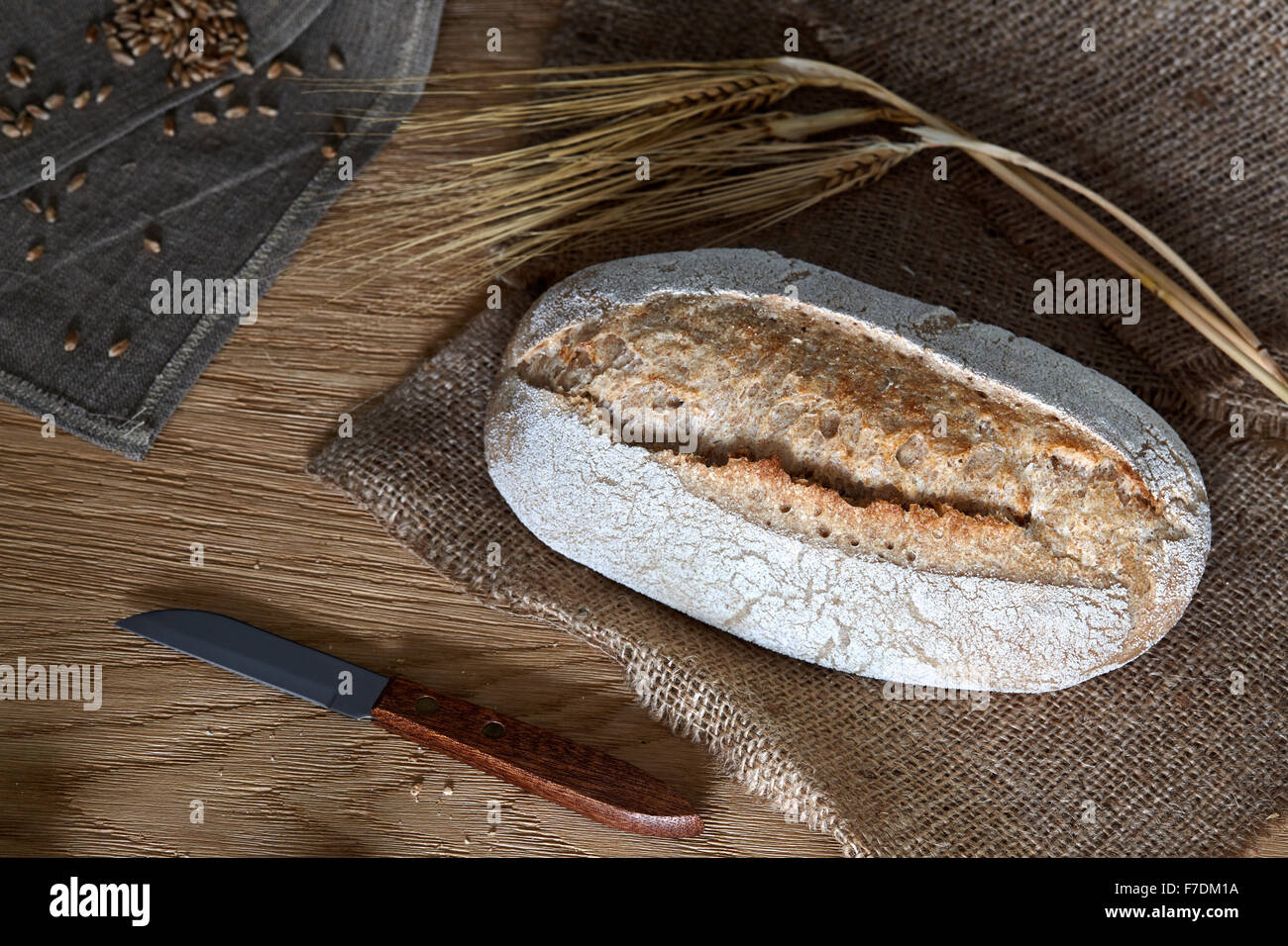 Laib Brot auf einem hölzernen Hintergrund Stockfoto