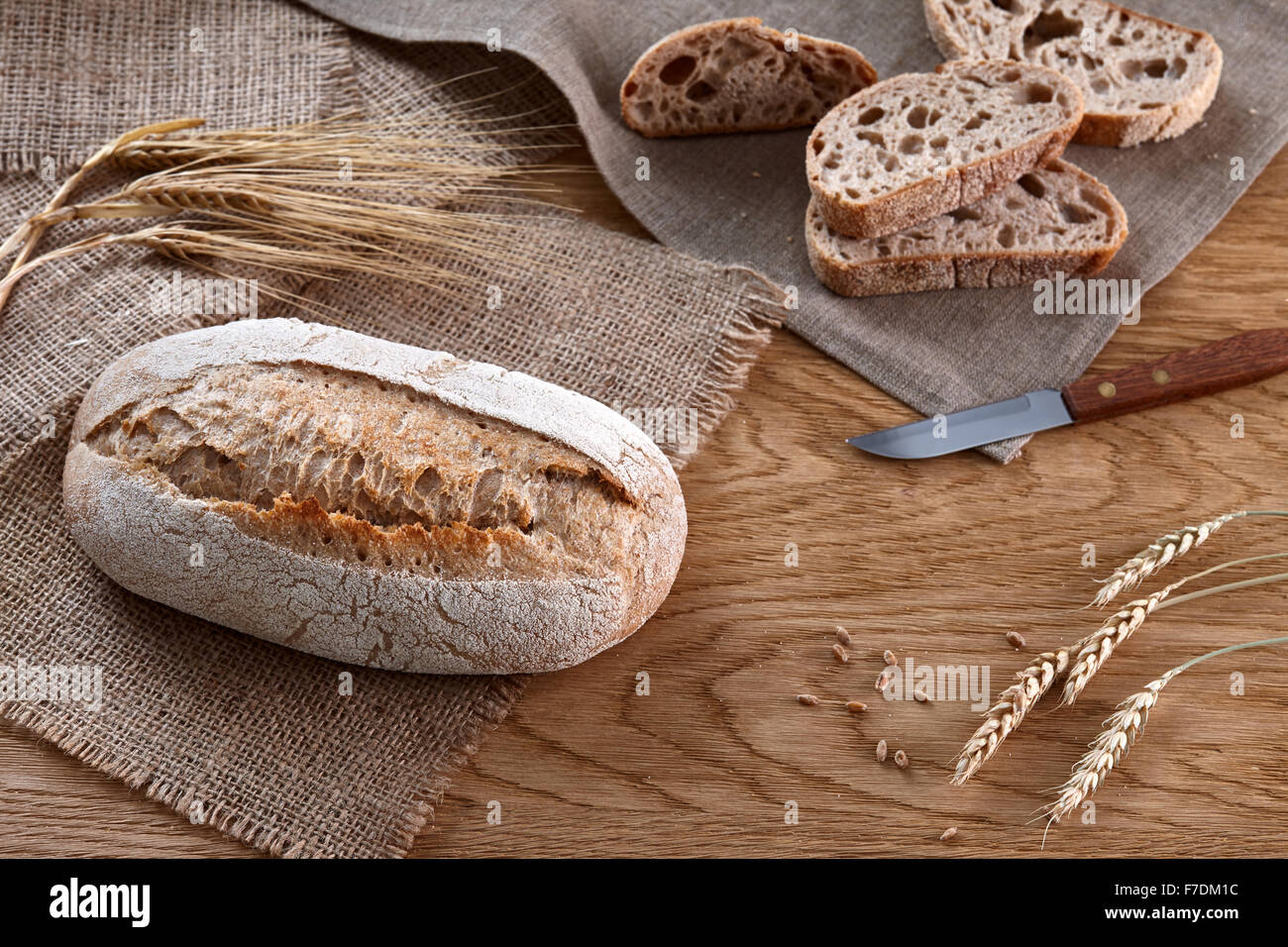 Laib Brot auf einem hölzernen Hintergrund Stockfoto