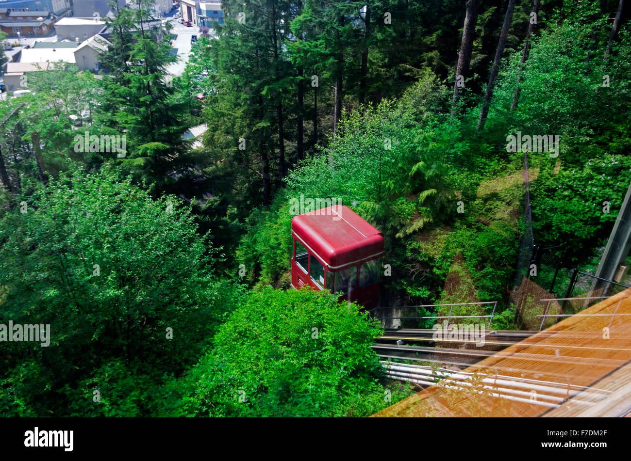 Cape Fox Seilbahn Mitnahme von Passagieren. Restaurant Fenster entnommen. Stockfoto