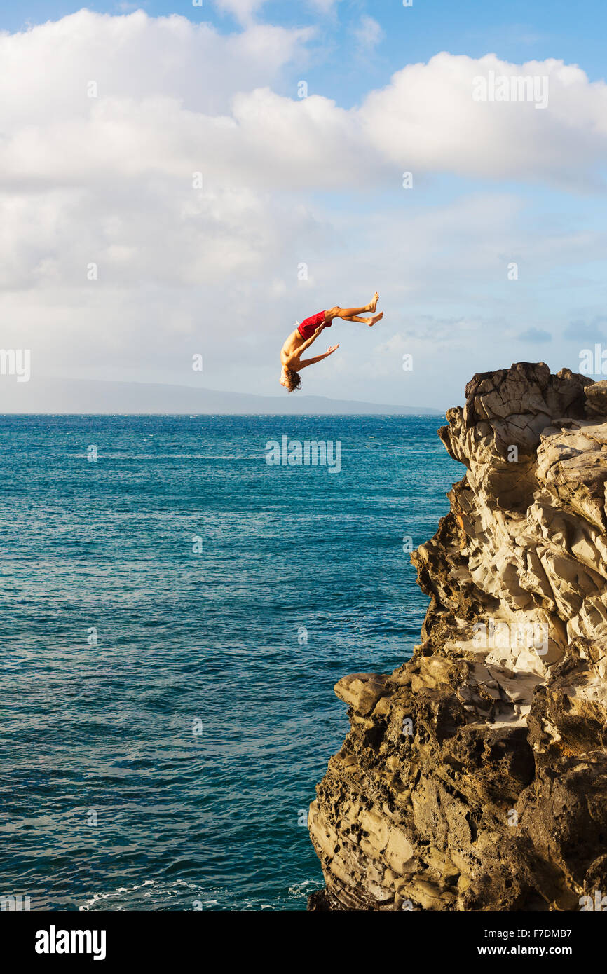 Klippen springen ins Meer bei Sonnenuntergang, Summer Fun Lifestyle Stockfoto