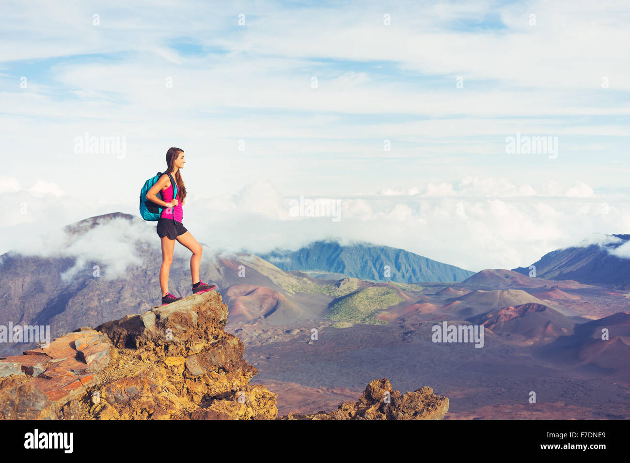 Junge Frau Wanderer in die Berge, die Natur genießen Stockfoto