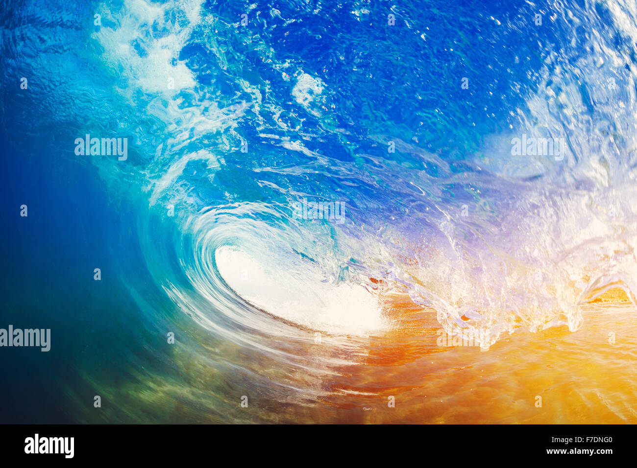 Blue Ocean Wave Absturz bei Sonnenaufgang Stockfoto