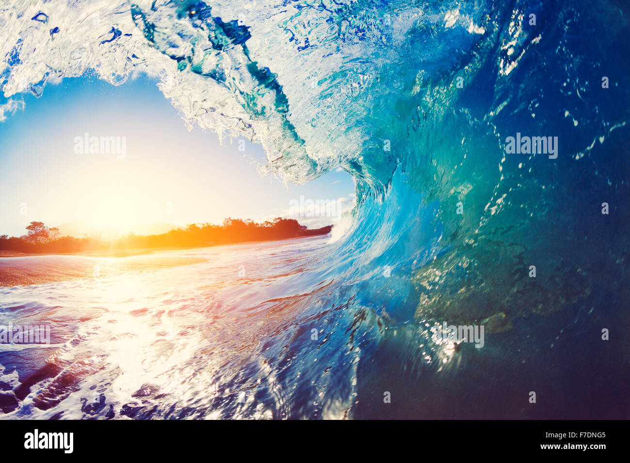 Blue Ocean Wave Absturz bei Sonnenaufgang Stockfoto