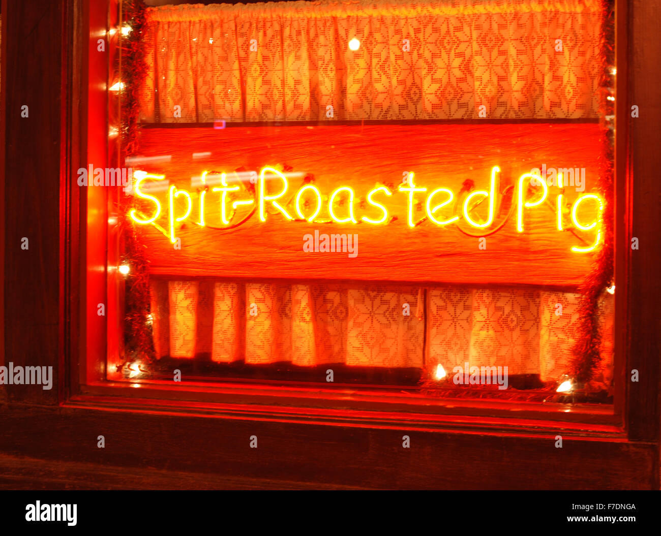 Spieß gebratenes Schwein Schild im Fenster eines Restaurants in Fort Worth Stockyards Stockfoto