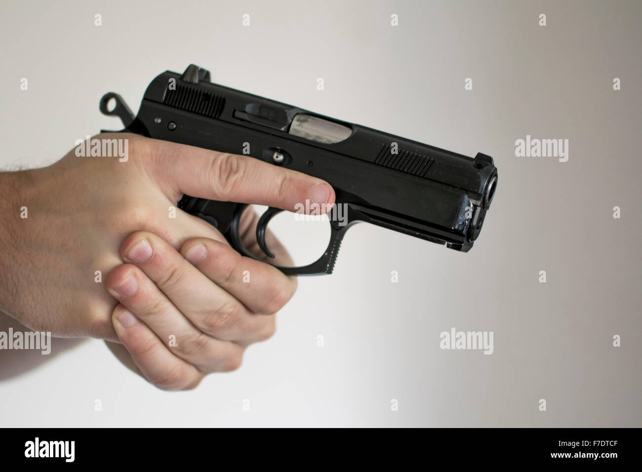 Mannes Zeichnung Pistole in Selbstverteidigung Stockfoto