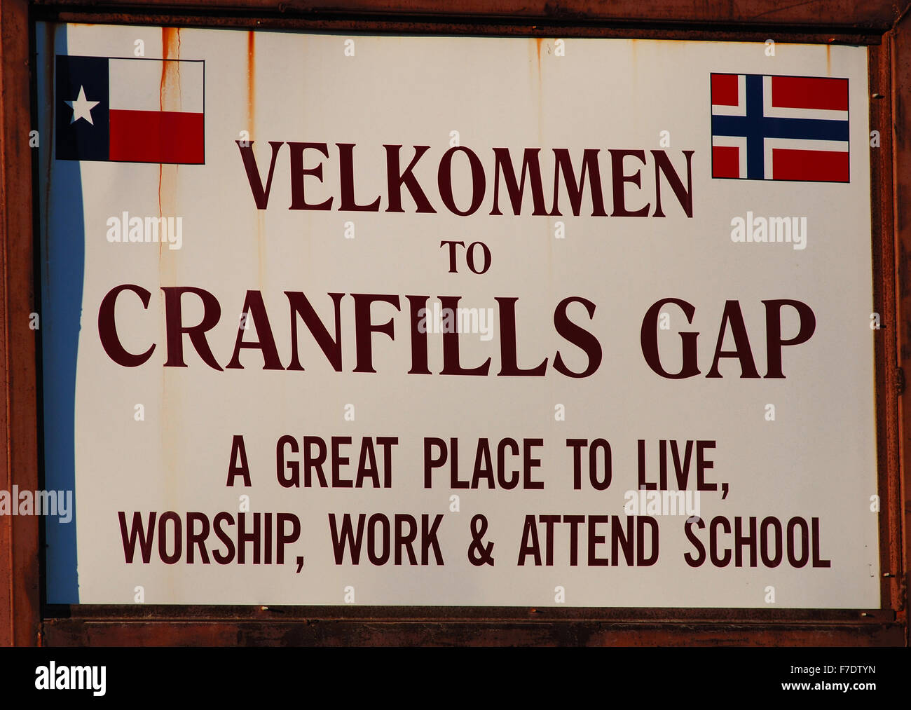 Willkommensschild in Norwegisch für die kleine Stadt Cranfills Lücke im Texas Hill Country. Stockfoto