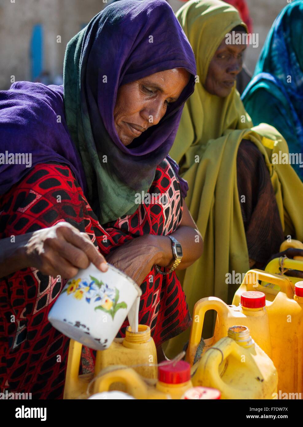 Äthiopische Frauen verkaufen frische Kamelmilch entlang der Straße am 23. November 2015 in Gode, Somali-Region Äthiopiens. Stockfoto