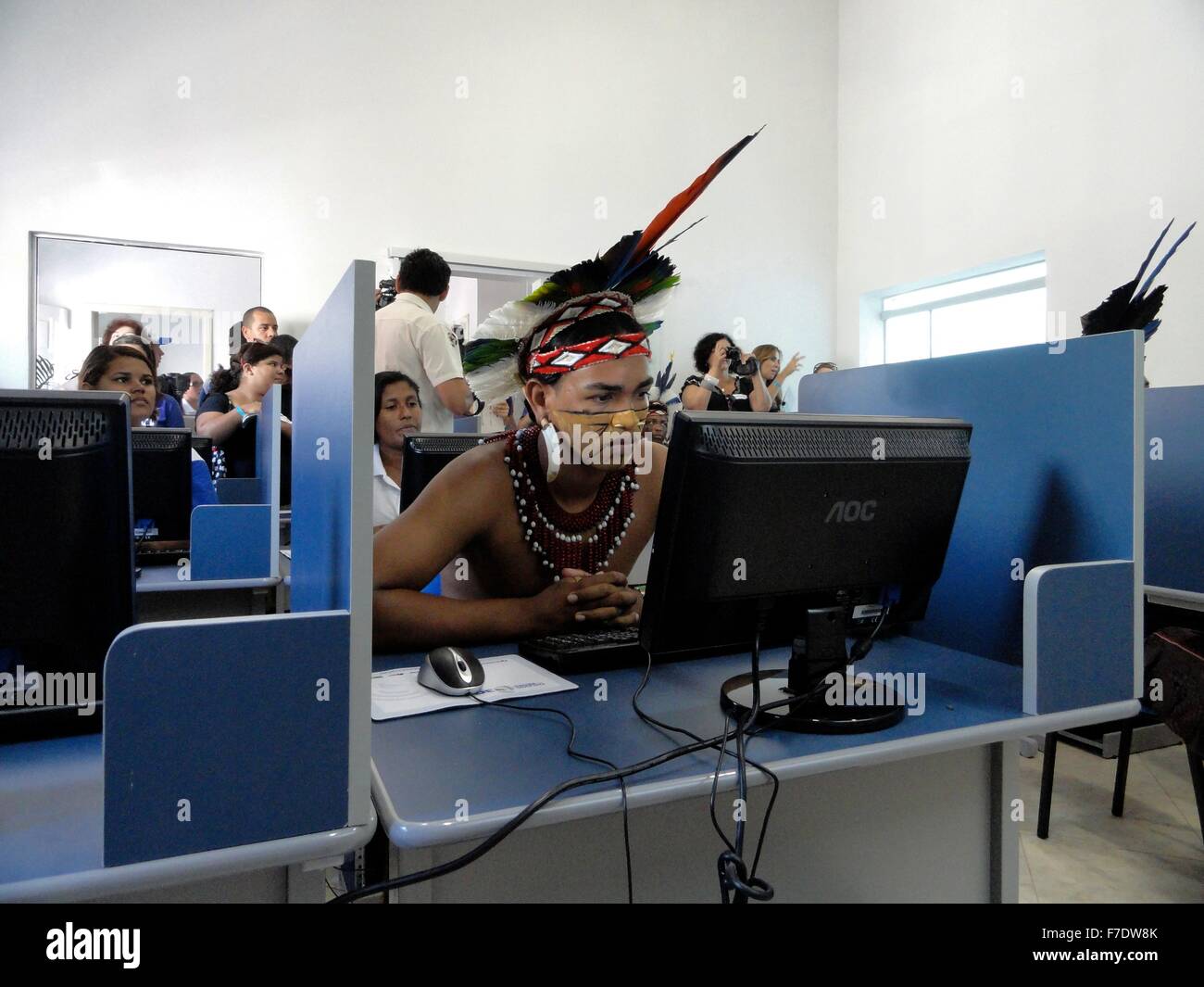 Ein brasilianischer Jugendlicher aus indigenen Stamm der Pataxo Hahahai untersucht die neuen Computer Center checkt das neue Rechenzentrum in Cabr Lia, Brasilien. Das Center bietet Breitband-Internetzugang um die einheimischen Fischer helfen ihr Geschäft zu verbessern. Stockfoto