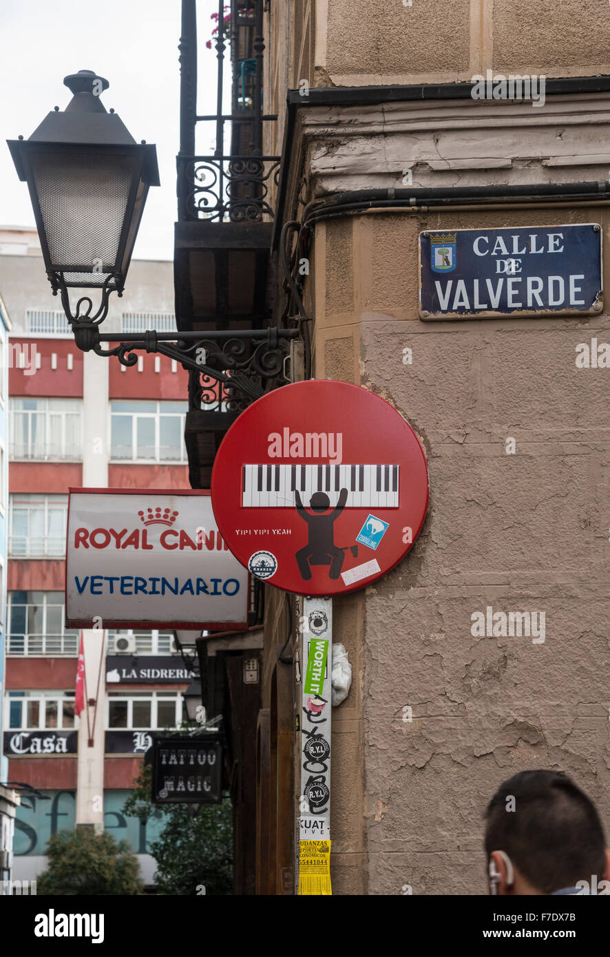 Street-Art Künstlers Yipi Yipi ja auf keine Eingabe Zeichen in Malasaña, Madrid, Spanien Stockfoto