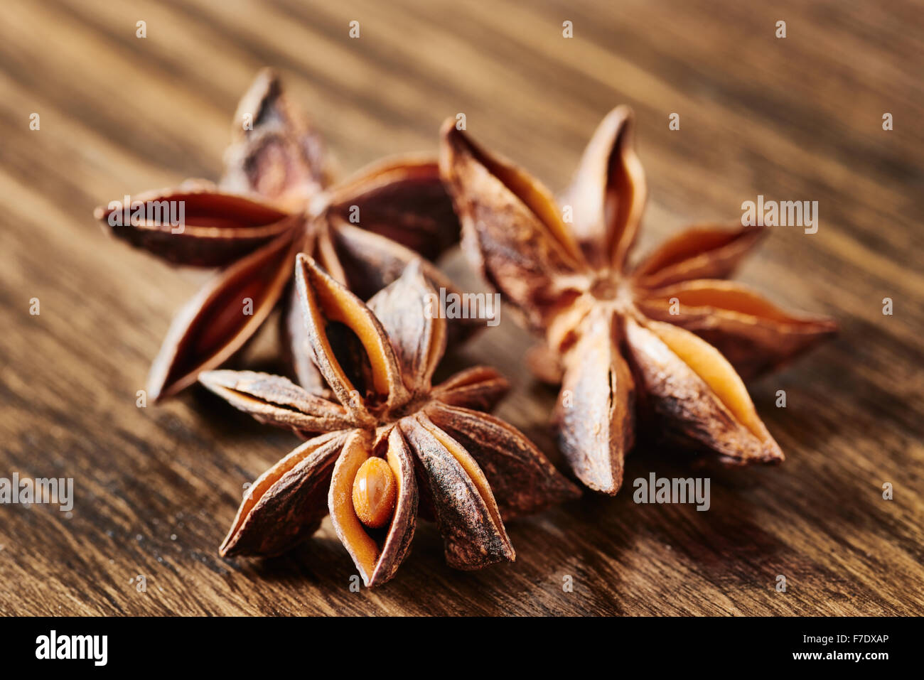 Sternanis auf dunklen Holztisch Stockfoto