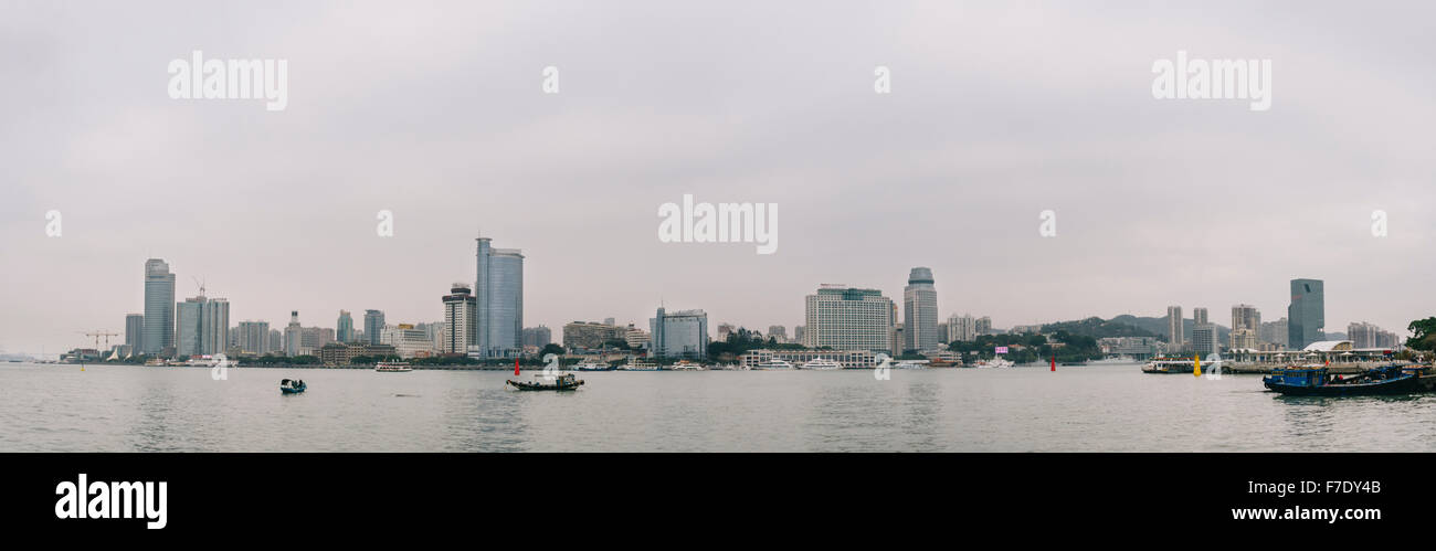 Xiamen, Provinz Fujian, China - Panoramablick über Xiamen Stadtbild von Kulangsu Insel tagsüber sehen. Stockfoto