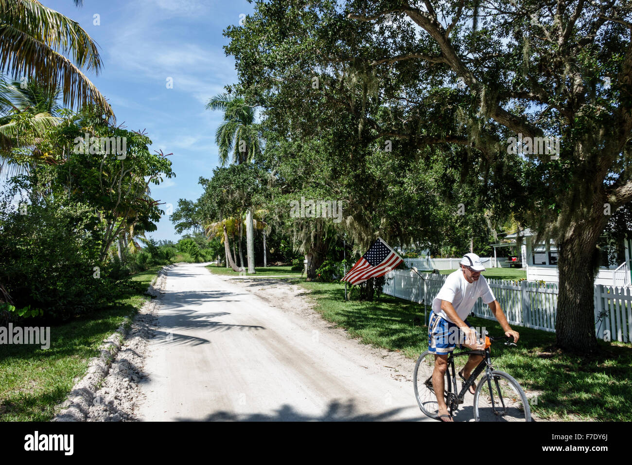 Florida North Hutchinson Orchid Island, North Beach, Jungle Trail, Straße, Erwachsene Erwachsene Männer männlich, Reiten, Fahrrad, Radfahren, Reiten, Radfahren, Fahrer, Besucher t Stockfoto