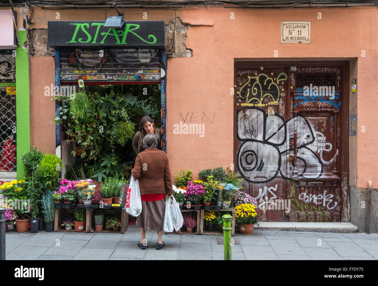 Straßenszene mit Graffiti im Malasaña Viertel von Madrid, Spanien. Stockfoto
