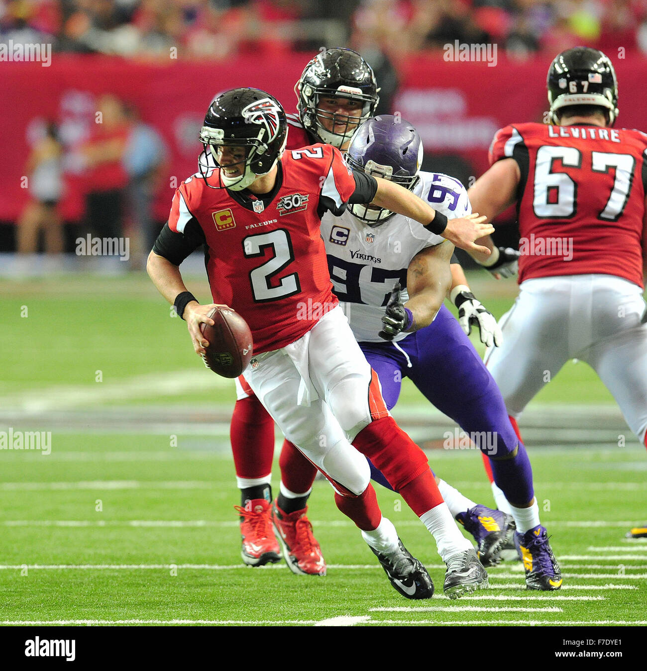 Atlanta, Georgia, USA. 29. November 2015. 29. November 2015: #2 Matt Ryan von den Atlanta Falcons in Aktion während der NFL-Spiel zwischen den Minnesota Vikings und Atlanta Falcons im Georgia Dome in Atlanta Georgia. Die Minnesota Vikings gewann das Spiel 20-10. Bill McGuire/CSM Credit: Cal Sport Media/Alamy Live-Nachrichten Stockfoto