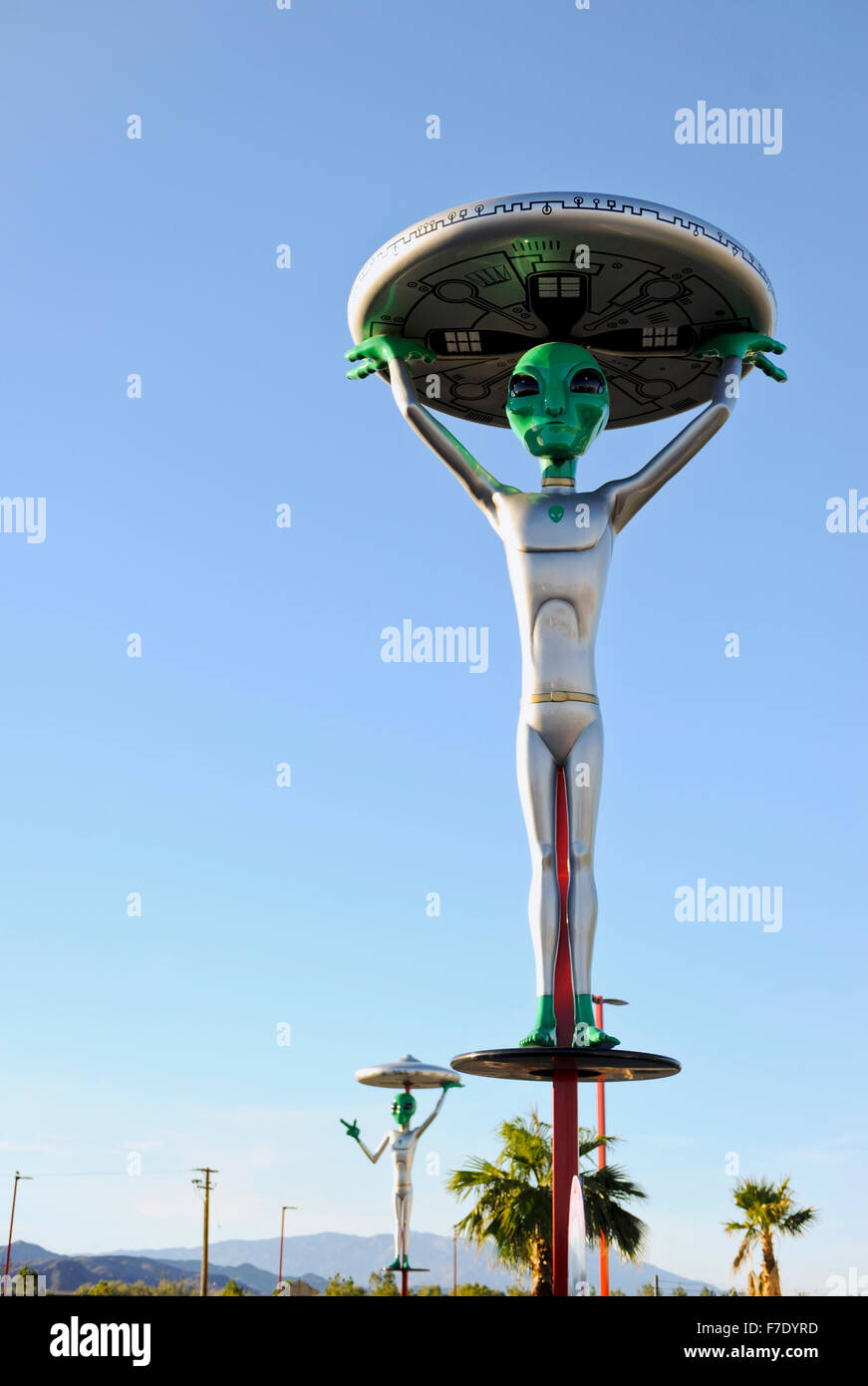Raum Aliens Skulpturen hält fliegende Untertassen vor einem touristischen Geschäft namens "Alien frische Jerky" in Baker Kalifornien Stockfoto