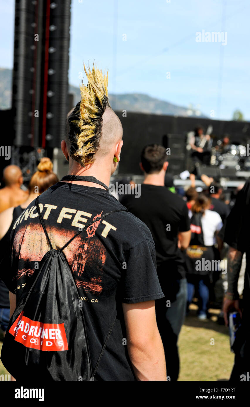 Rückansicht-Musik-Fan mit einem Mohawk Haarschnitt am Knoten Fest in San Bernardino, Kalifornien Stockfoto