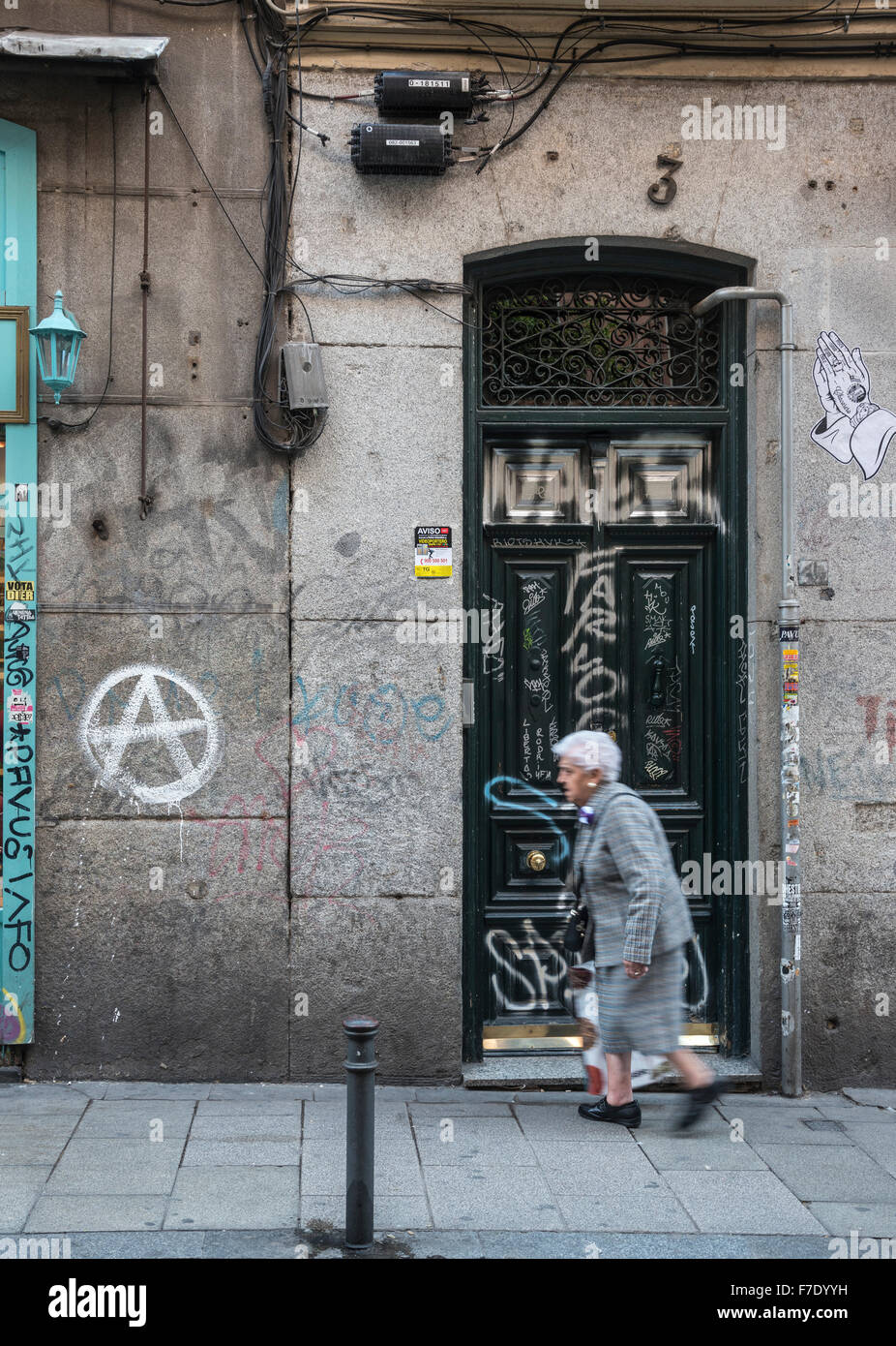 Straßenszene mit Graffiti im Malasaña Viertel von Madrid, Spanien. Stockfoto