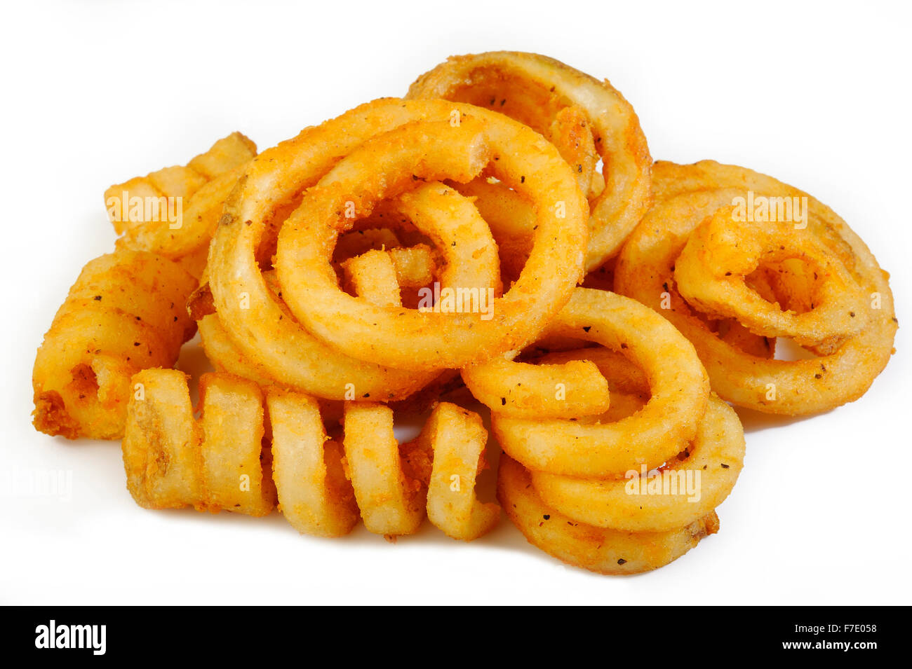 Curly Fries auf weißem Hintergrund Stockfoto