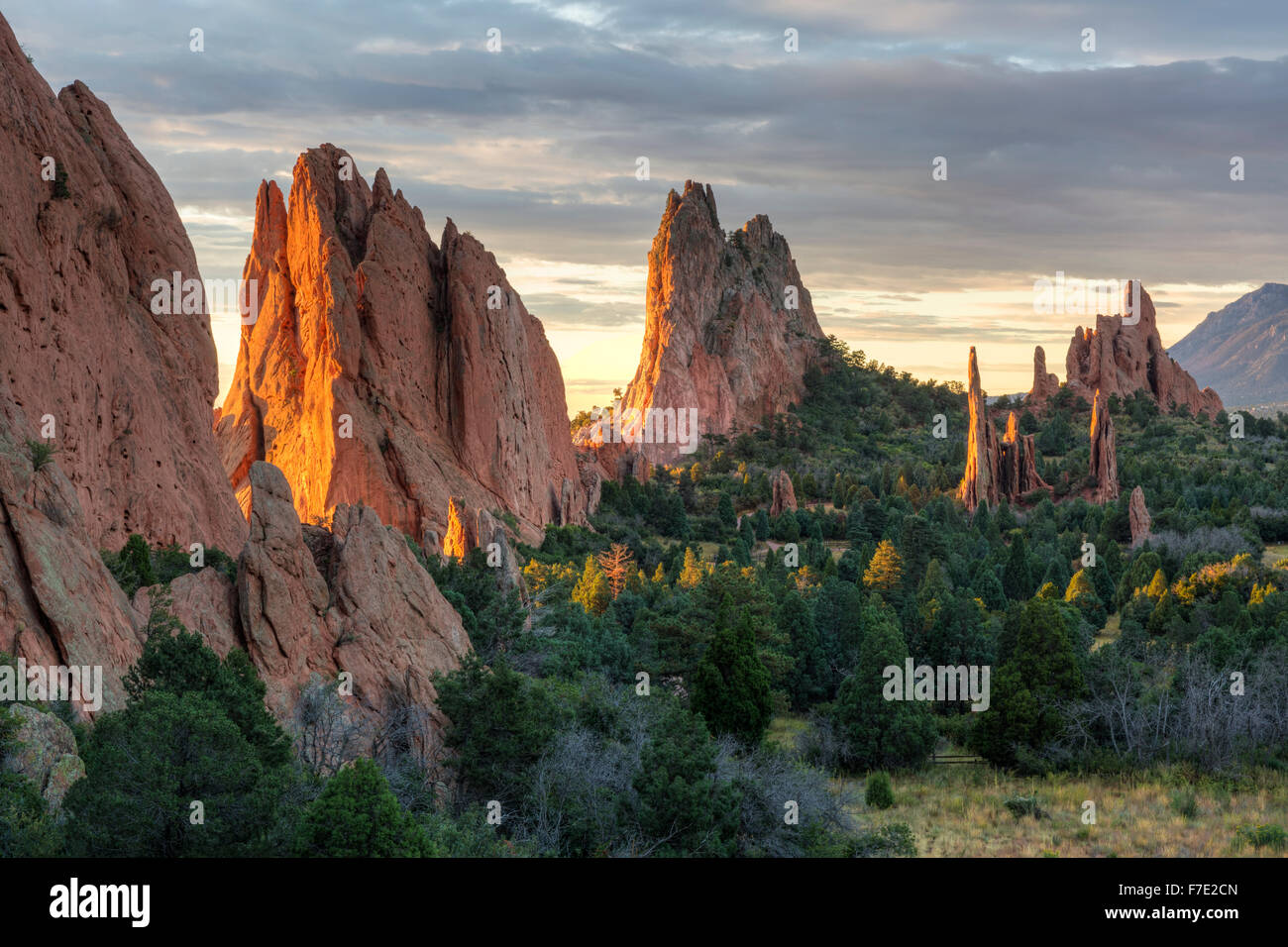 Sonnenaufgang am roten Felsen Formationen im Garten der Götter in Colorado Springs, Colorado Stockfoto