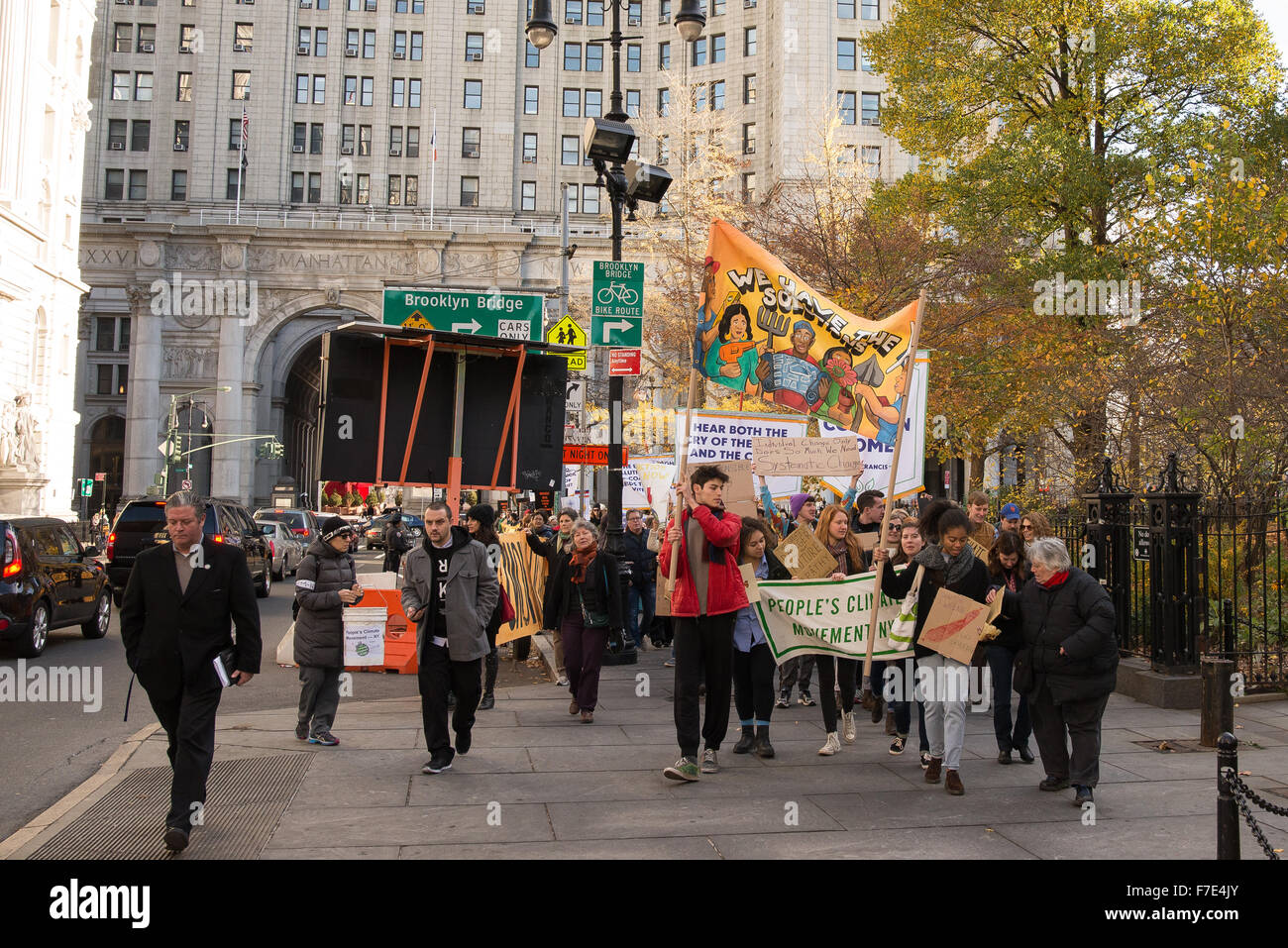 New York, Vereinigte Staaten von Amerika. 29. November 2015. Demonstranten marschieren nach Westen entlang Chambers Street. Am Vorabend der Klimagipfel in Paris (COP21) sammelten sich Umweltschützer in der Nähe von New York Citys Rathaus für eine Wiedergabe des Weltklimas März, während die Teilnehmer die Bürgermeister de Blasio, die die Gesprächen teilnehmen forderten, verpflichten, eine strenge und umfassende Plattform für Umweltinitiativen. Bildnachweis: Albin Lohr-Jones/Pacific Press/Alamy Live-Nachrichten Stockfoto