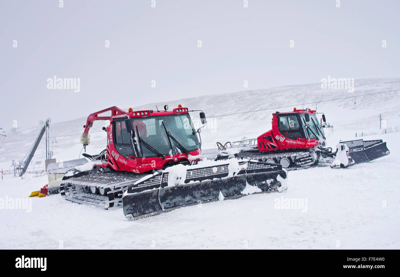 Pistenpräparierung Ausrüstung bereit für den Einsatz an den oberen Hängen des Cairngorm Mountain Ski Centre während eines Schneesturms Cairngorms Winter Stockfoto