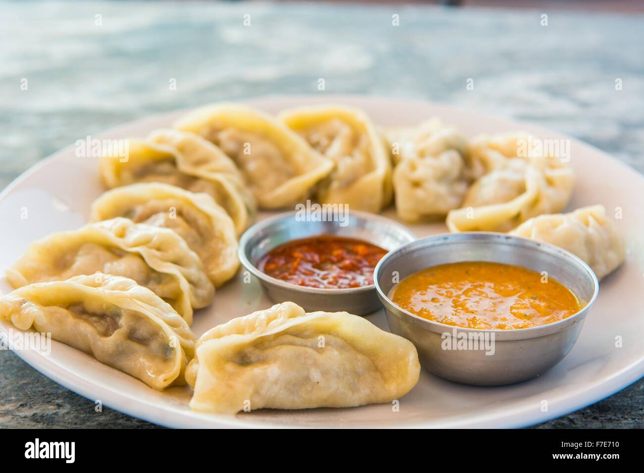 Teller mit traditionellen Momos. Stockfoto