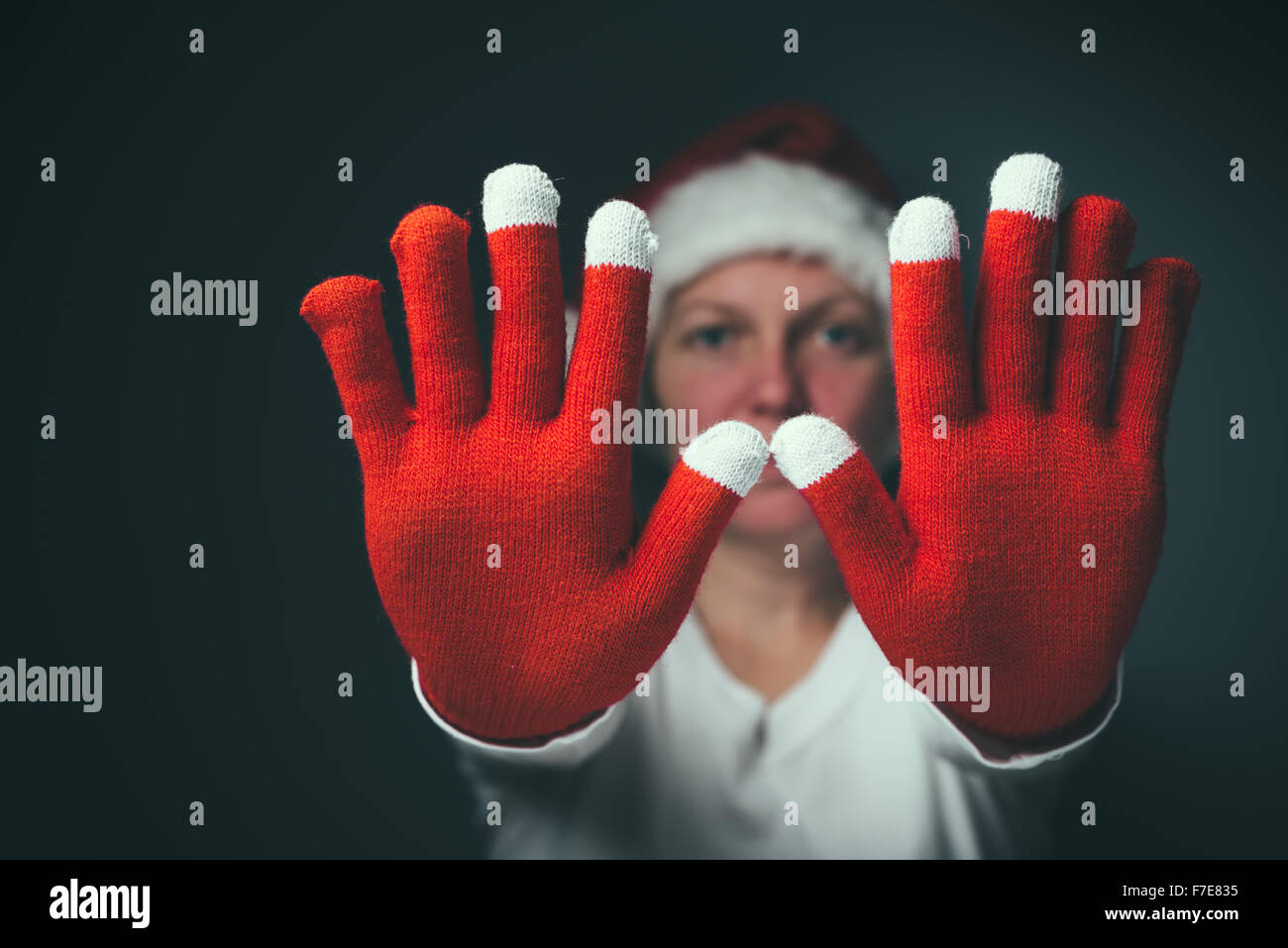 Schöne Frau in Santa Claus Kostüm machen Hand Stoppschild, getönten Retro Bild mit Tiefenschärfe Stockfoto