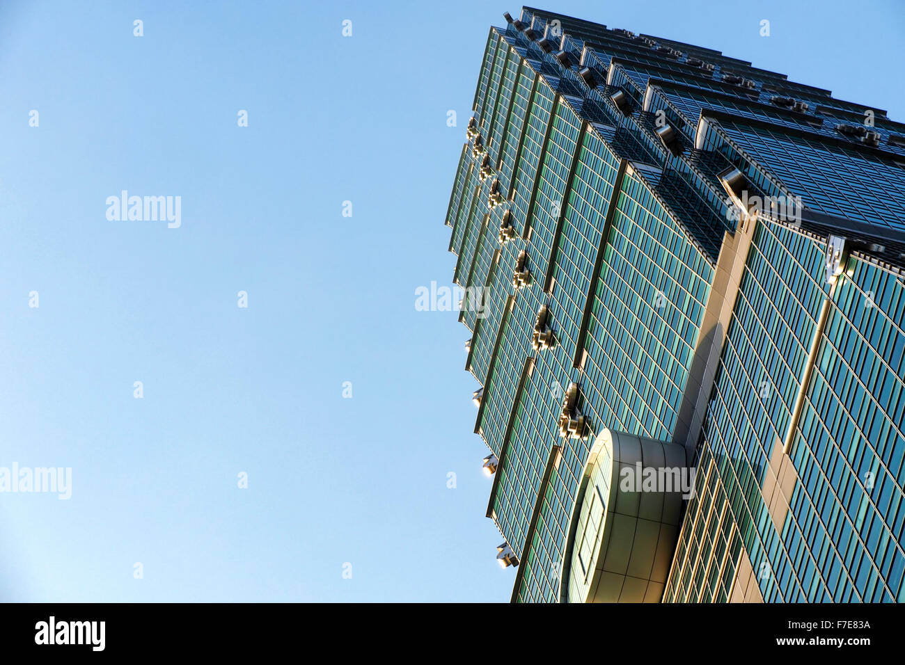 Tag Zeit Foto mit blauem Himmel der Außenfassade des Taipei 101 in Xinyi District, Taipei, Taiwan, Republik China Stockfoto