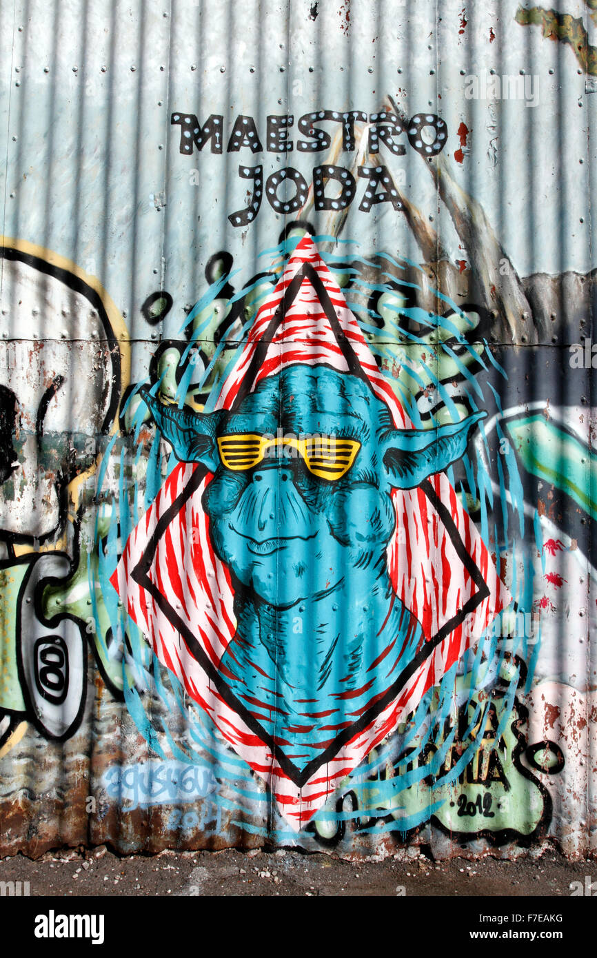 Streetart Straßenkunst Graffiti auf einer Wellblech-Halle - Maestro Joda Stockfoto