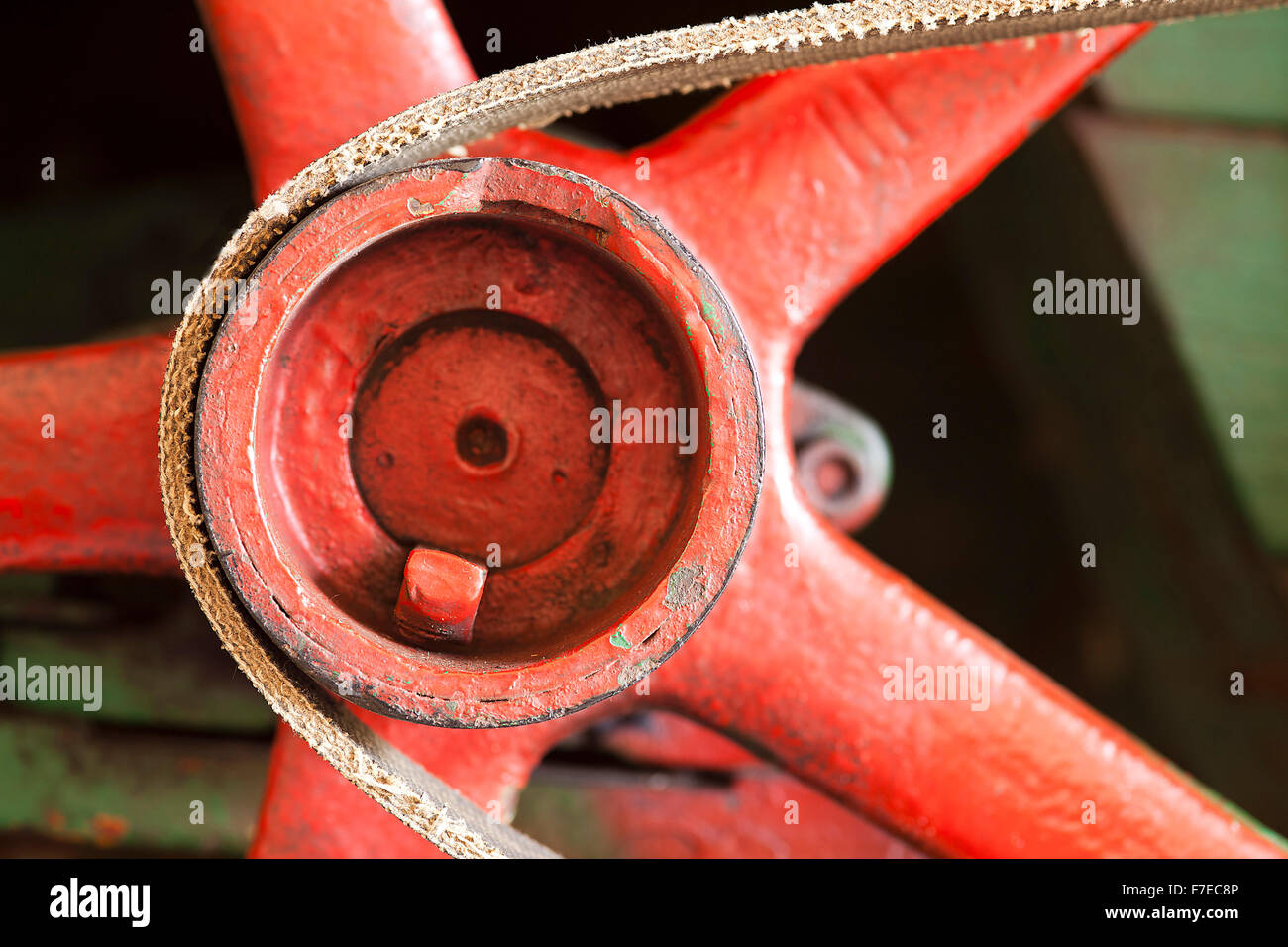 rote Schwungrad mit Gürtel oder abstrakt industriellen Hintergrund Stockfoto