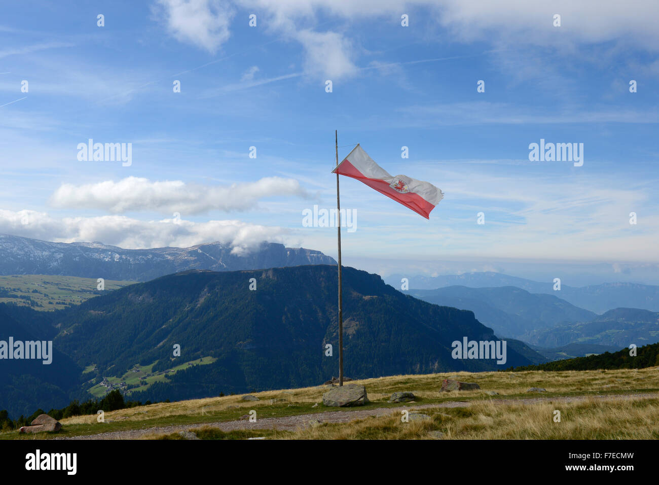 Tiroler Fähnchen auf der Rasciesa Alm, Raschötz in St. Ulrich, Puflatsch hinter Val Gardena, Südtirol, Alto Adige, Italien Stockfoto