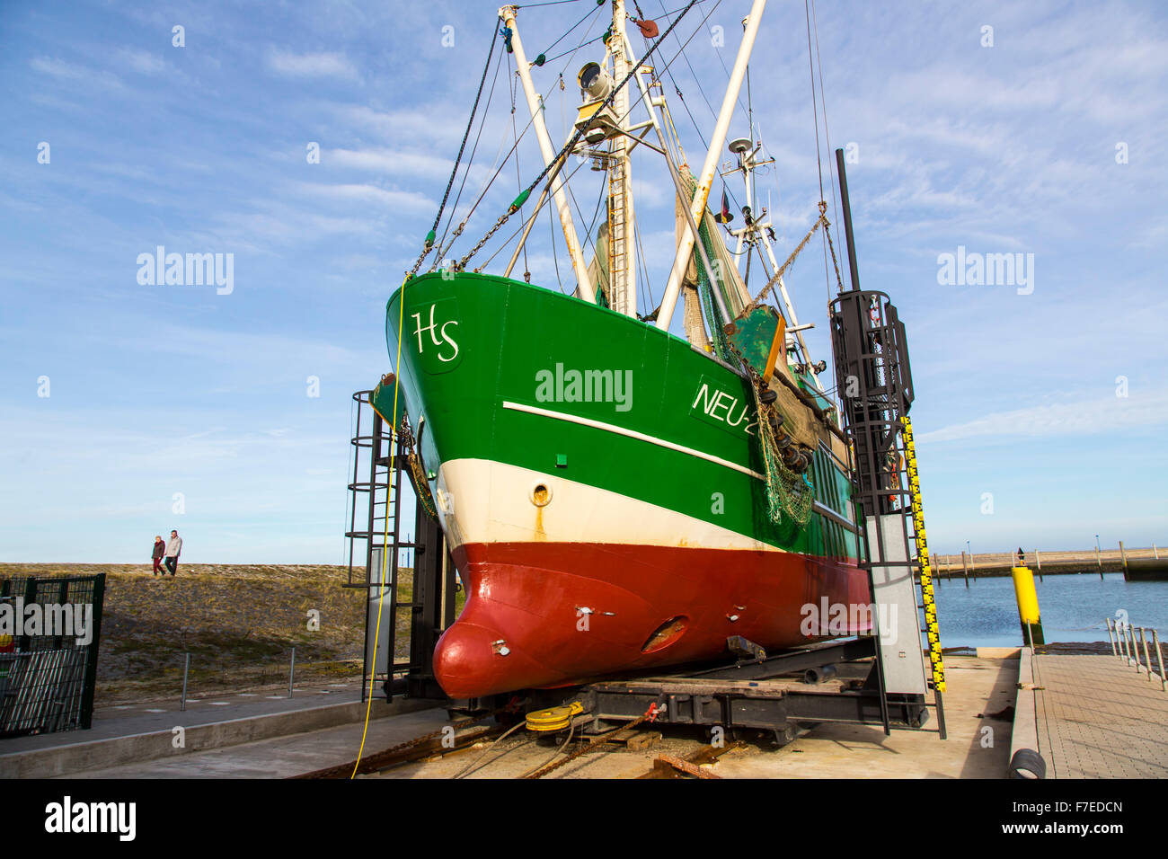 Garnelen-Trawler in einem Trockendock für Wartung, Nordsee, Neuharlingersiel, Deutschland Stockfoto