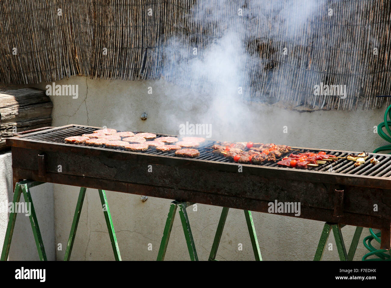 Fleisch kochen auf dem Grill jetzt geglaubt, um Krebs zu verursachen Stockfoto