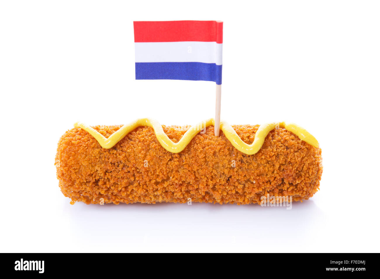 Eine holländische Fleisch-Kroketten ("Kroket") mit Senf und eine niederländische Flagge, isoliert auf weiss. Stockfoto