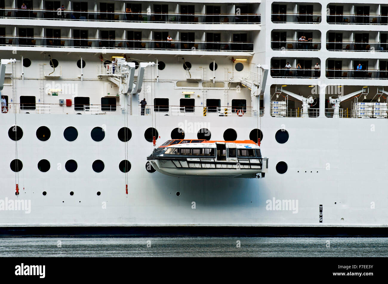 Rettungsboote gesenkt in das Wasser, Knusper Übung auf dem Kreuzfahrtschiff MSC Poesia, Geiranger, Norwegen Stockfoto