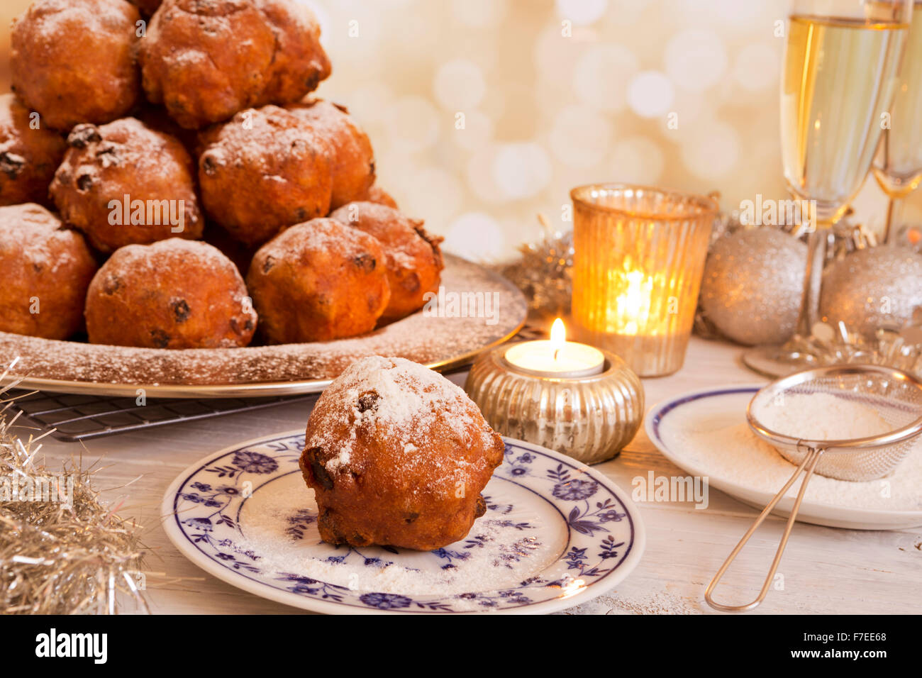 Champagner und "Oliebollen", traditionelle holländische Blätterteig für Silvester. Stockfoto