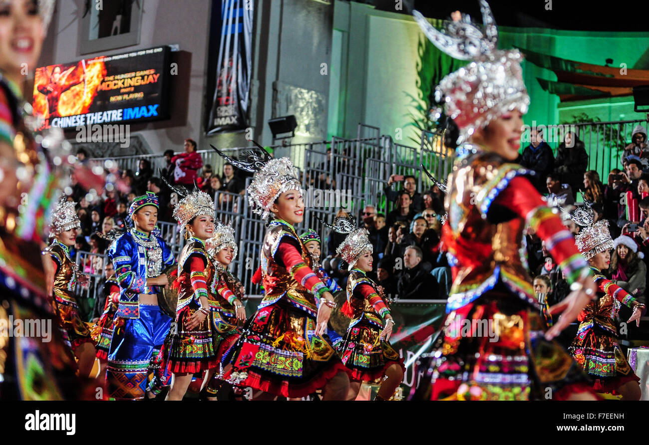 Los Angeles, USA. 29. November 2015. Studenten Guangxi University of Finance and Economics of China durchführen während der 84. Hollywood Christmas Parade in Los Angeles, USA, 29. November 2015. Bildnachweis: Zhang Chaoqun/Xinhua/Alamy Live-Nachrichten Stockfoto