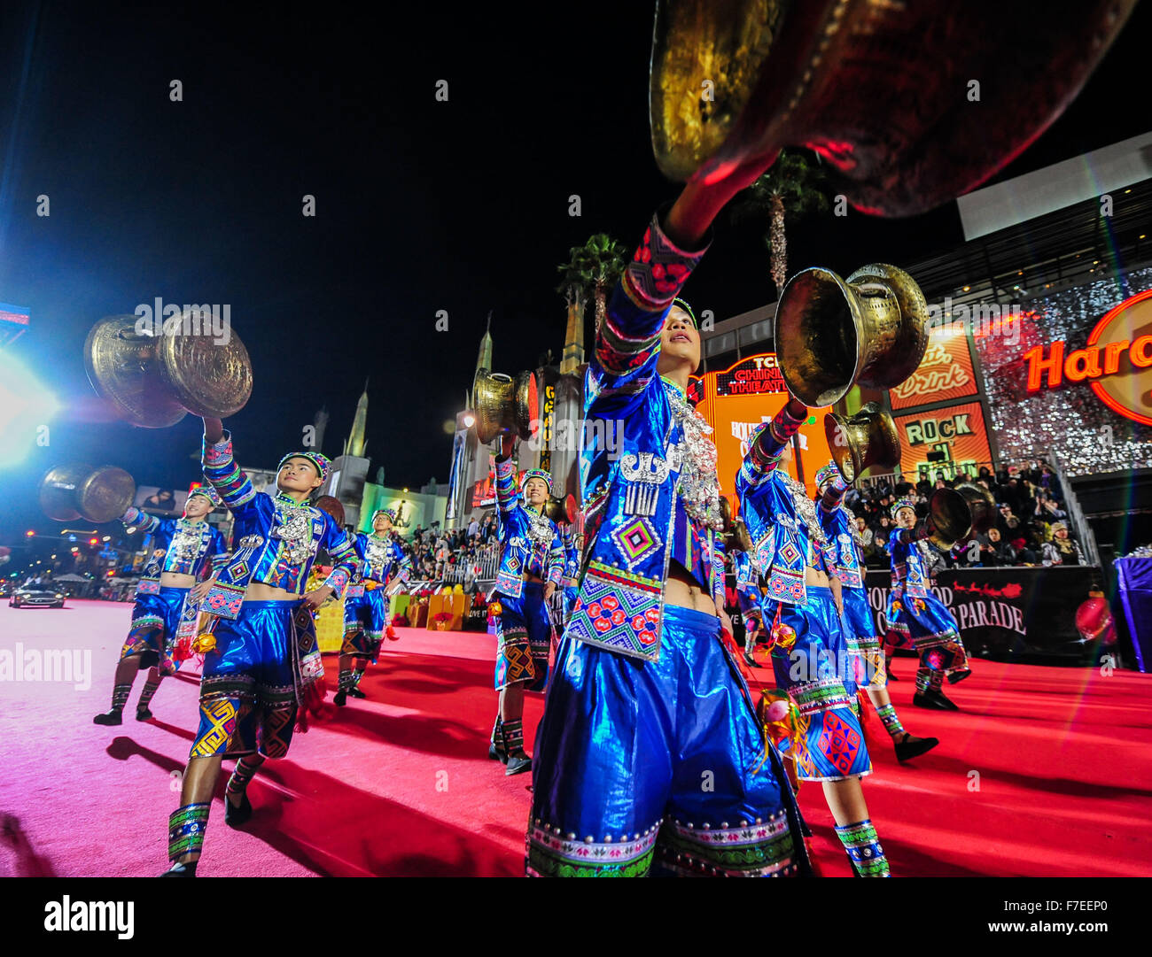 Los Angeles, USA. 29. November 2015. Studenten Guangxi University of Finance and Economics of China durchführen während der 84. Hollywood Christmas Parade in Los Angeles, USA, 29. November 2015. Bildnachweis: Zhang Chaoqun/Xinhua/Alamy Live-Nachrichten Stockfoto