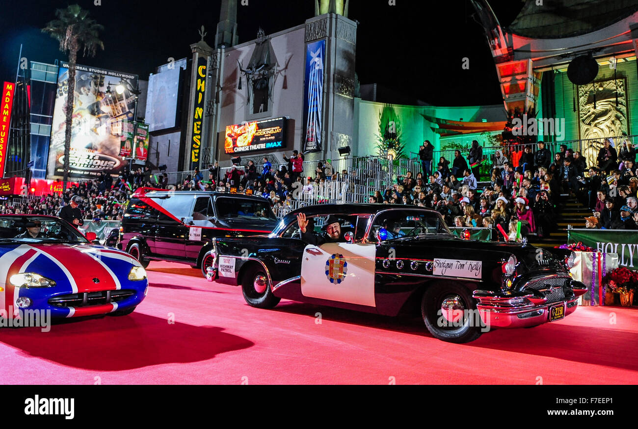 Los Angeles, USA. 29. November 2015. Autos, die in Hollywood-Filmen verwendet worden laufen durch den roten Teppich während der 84. Hollywood Christmas Parade in Los Angeles, USA, 29. November 2015. Bildnachweis: Zhang Chaoqun/Xinhua/Alamy Live-Nachrichten Stockfoto